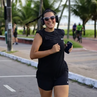 Alexandra correndo ao ar livre